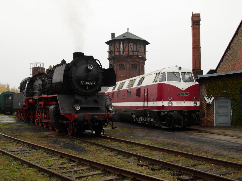 50 3682-7 und 118 692-3 am 23.10.09 bei einer Fotoveranstaltung fr Eisenbahnfreunde unter dem Wasserturm in Salzwedel. Leider war das Wetter nicht so gut wie es die Veranstaltung und die Kollegen verdient gehabt htten.