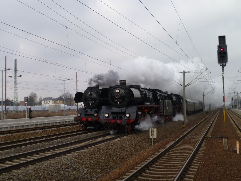 50 3708-0 links und rechts die 03 1010 und 35 1097 zogen am 07.04.13 zwei Sonderzge Parallel Von Dresden  bis Pirna. Zusammen als ein Zug ging es dann weiter nach Usti na Labem. Hier zusehen in Heidenau.