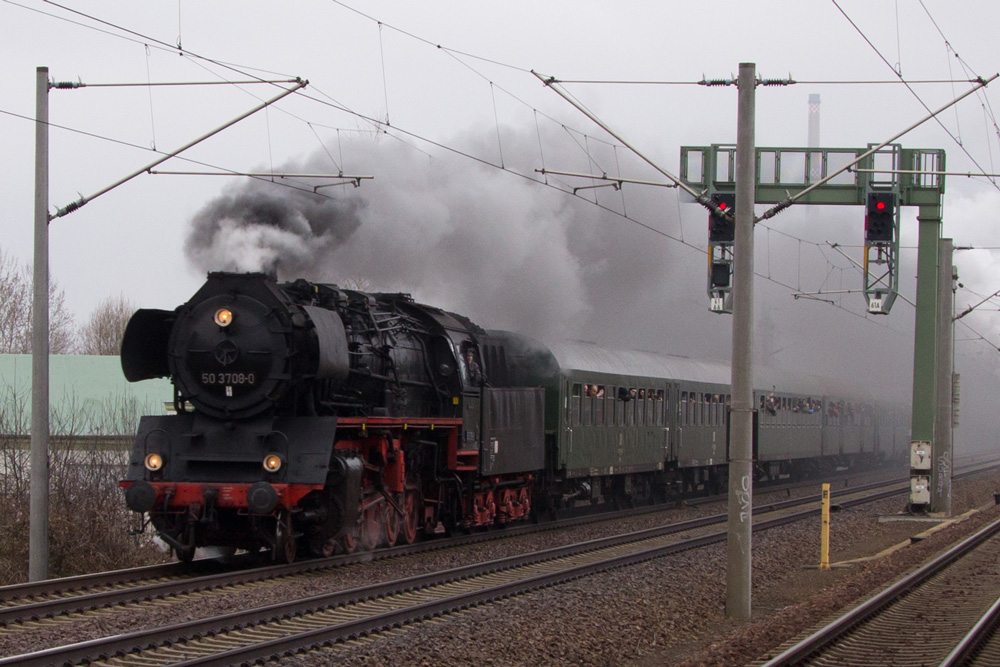 50 3708 und Schublok 118 770 fahren nach Pirna durch Dresden-Dobritz. 06.04.2013