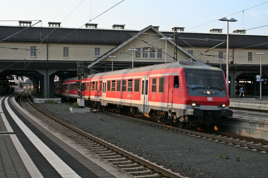 50 80 80-34 113-6  als Steuerwagen im abendlichen SE nach Weinheim am 05.07.13 bei der Ausfahrt aus Darmstadt Hbf.
Schublok war 111 097.