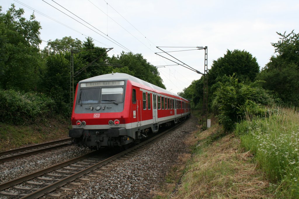 50 80 80-35 100-2 als Steuerwagen einer RB nach Basel Bad. Bf am 25.06.13 nach dem Halt in Schallstadt.
Zuglok war die lteste Freiburger Lok der Baureihe 111, die 111 048-5.