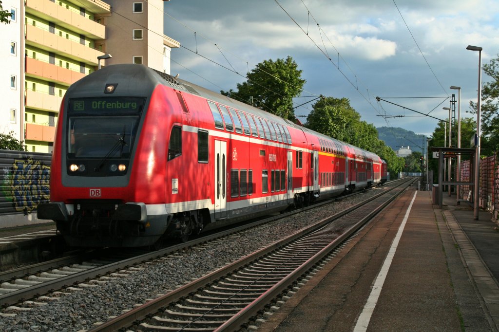 50 80 86-35 065-1 als RE nach Offenburg am Abend des 22.06.13 bei der Durchfahrt in Freiburg-Herdern.
Schublok war 146 111-0.