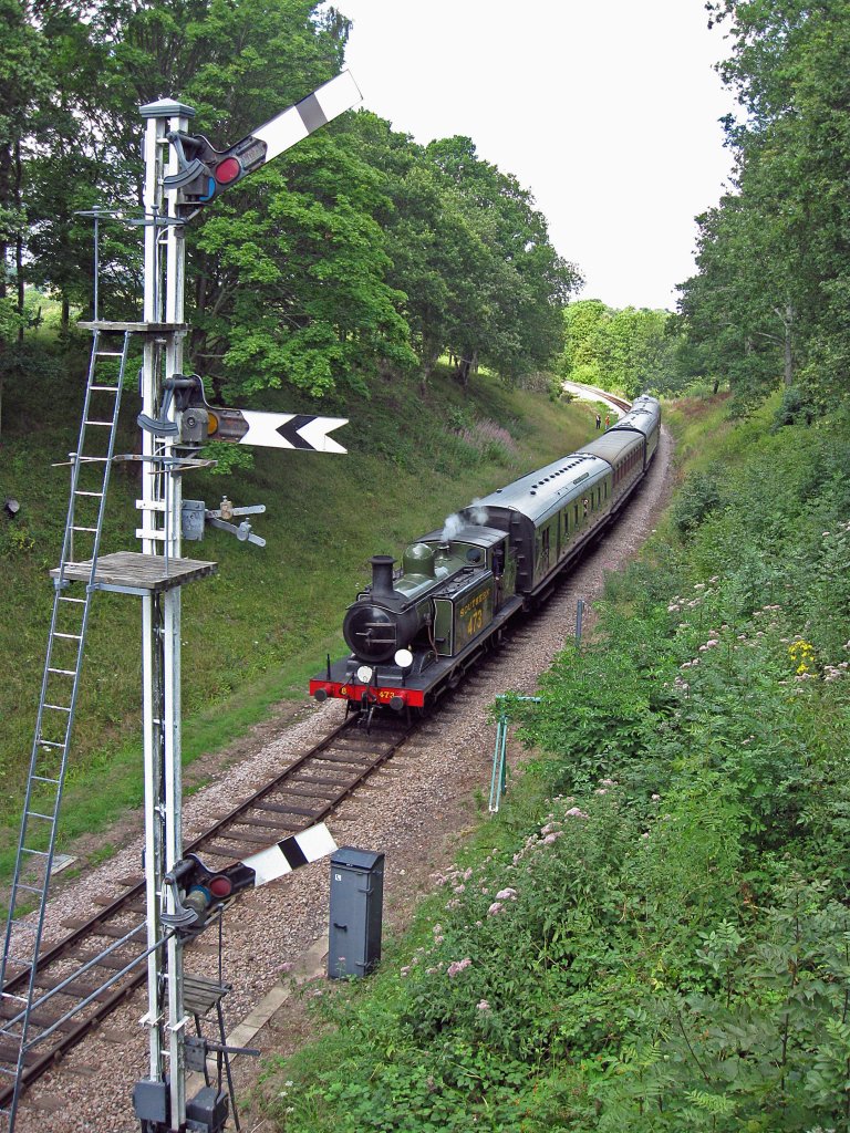 50 Jahre Museumseisenbahn Bluebell Railway, Sdostengland. Dieser historischer Zug aus Kingscote befindet sich unweit des Bahnhofs
Horsted Keynes zur Weiterfahrt Richtung Endstation Uckfield, Sheffield
Park am 8 august 2010