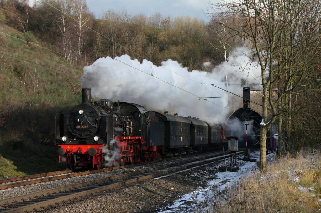 ++++500++++. Mein 500. Bild auf Bahnbilder.de
Die 38 2267 fuhr am 27.11.2010 um 13:43 Uhr durch den Nirmer Tunnel bei Eilendorf, um ihren Sdz nach Aachen Hbf zu bringen.