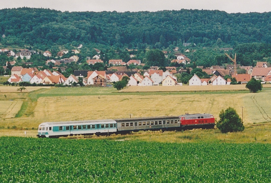 500 Meter weiter auf dem Weg nach Neustadt/Aisch war die Wendezuggarnitur am 15.5.01, als sie nordstlich von Burgbernheim fotografiert wurde.