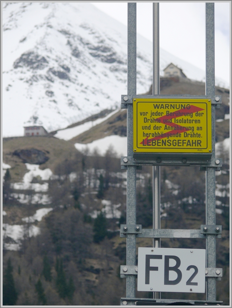 500m Hhendifferenz liegen zwischen dem Fahrleitungsmasten in Cavaglia 1693m und dem Albergo Ristorante Belvedere 2189m auf Alp Grm. (20.05.2010)
