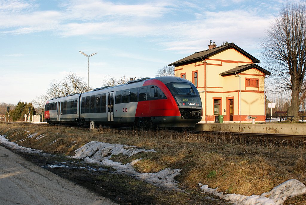 5022 027 am 22.02.2010 als R2754 nach Wr.Neustadt Hbf beim Halt im Bahnhof Pitten. 