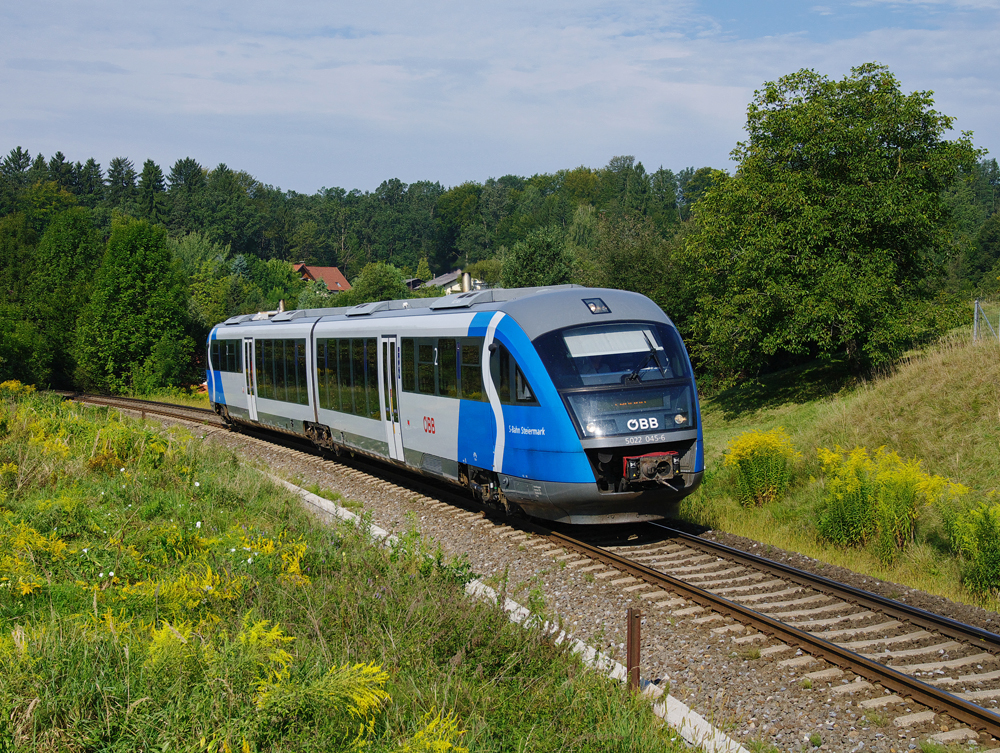 5022 045 (werbend fr die steirische S-Bahn) war am 21.08. 2012 als S3 von Graz nach Fehring unterwegs, und wurde von mir in Hart bei Graz fotografische festgehalten.