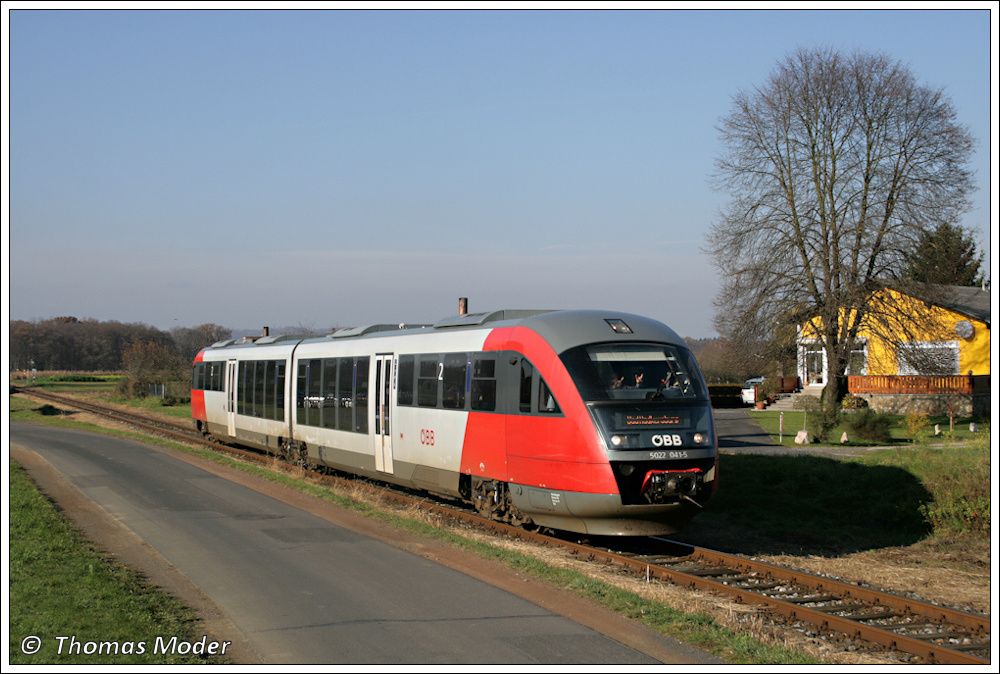 5022.041 fhrt als R 4151 von Spielfeld-Stra nach Bad Radkersburg. Aufgenommen kurz vor dem Zugendbahnhof, 06.11.2010