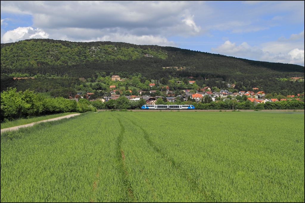 5022.045 als R 6415 von Wr.Neustadt nach Puchberg/Schneeberg.
Brunn an der Schneebergbahn 05.05.13