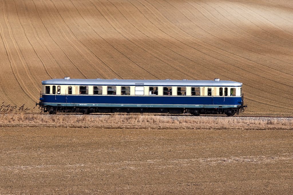 5042.14 fhrt mit dem SR 14324 an einem sonnigen, aber eiskalten Vormittag, von Wien Meidling nach Ernstbrunn. Naglern, im Winter 2012, am 05. Februar.