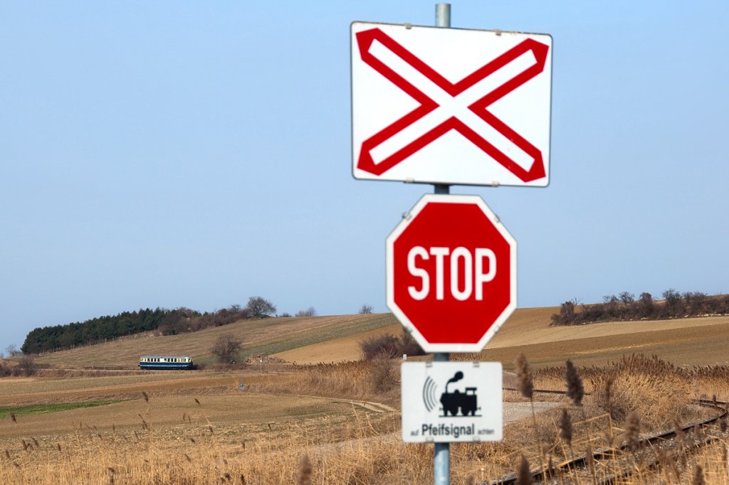 5042.14 fhrt mit dem SR 14324 von Wien Meidling nach Ernstbrunn und erklimmt soeben den Mollmannsdorfer Berg. Die Aufnahme enstand am 05.02.2012