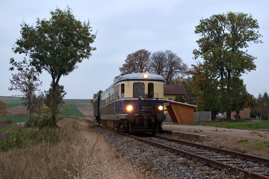 5042.14 mit dem vorletzten Nostalgie Express  Leiser Berge  in diesem Jahr. EZ 7399, am 29.10.2011 am spten Nachmittag in Mollmannsdorf.