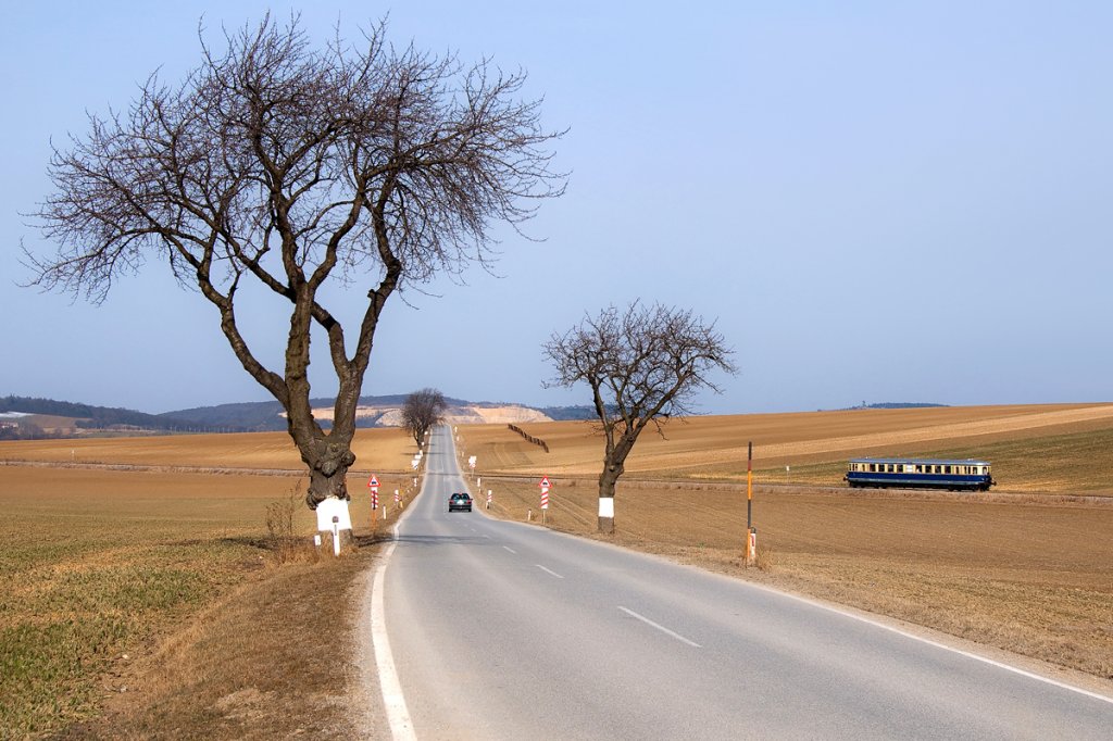 5042.14 mit SR 14324, am 05.02.2012 kurz vor der Eisenbahnkreuzung in Naglern.