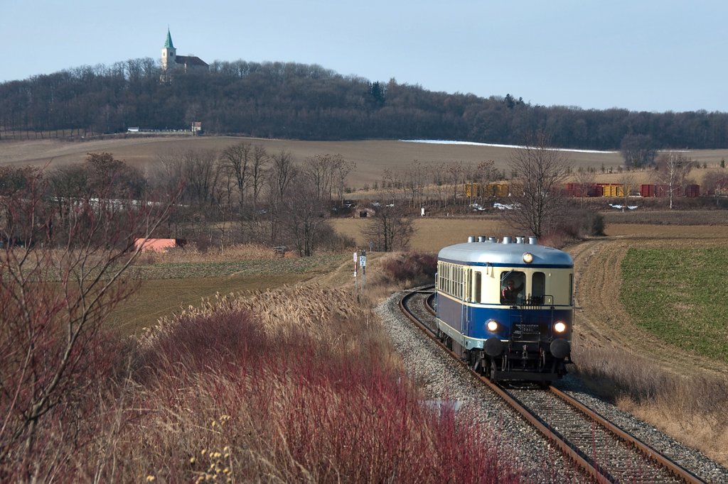 5042.14 mit SR 14324 ist von Wien Meidling nach Ernstbrunn unterwegs. Die Aufnahme enstand am 05.02.2012 kurz nach Karnabrunn.