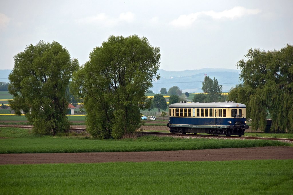 5042.14 ist zum Oldtimertreffen nach Ernstbrunn unterwegs. Harmannsdorf-Rckersdorf, am 01.05.2011.