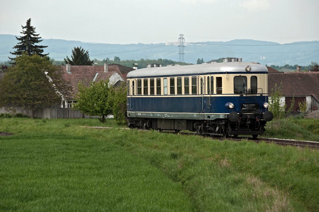 5042.14 ist zum Oldtimertreffen nach Ernstbrunn unterwegs. Harmannsdorf-Rckersdorf, am 01.05.2011.