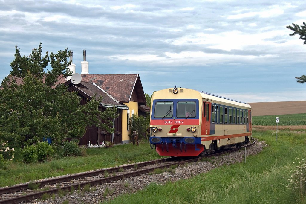 5047 001 als Nostalgie Express  Leiser Berge , am 14.07.2012 in Naglern, unterwegs Richtung Korneuburg.