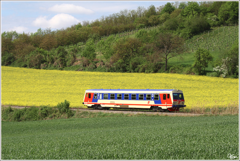 5047 001 f�hrt zur Brandschutzbeobachtung hinter der 52.100 von Korneuburg nach Ernstbrunn.  
Wetzleinsdorf 6.5.2012