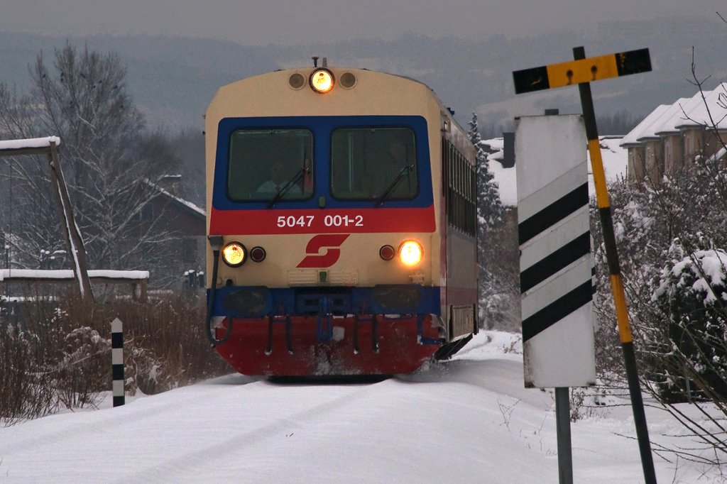 5047 001 hat soeben die Nordwestbahn verlassen und ist auf der Landebahn von Korneuburg nach Erstbrunn unterwegs. Die Aufnahme entand am 23.02.2013 in Korneuburg.