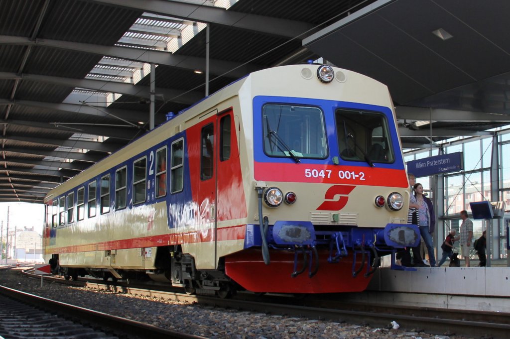 5047 001 setzte zur Jungerfernfahrt des REX 7390  NostalgieExpress Leiser Berge  im Fahrplan 2011/12 in krze in Bewegeung, das Foto entstand im Zugsausgangsbahnhof Wien Praterstern; am 01.05.2012