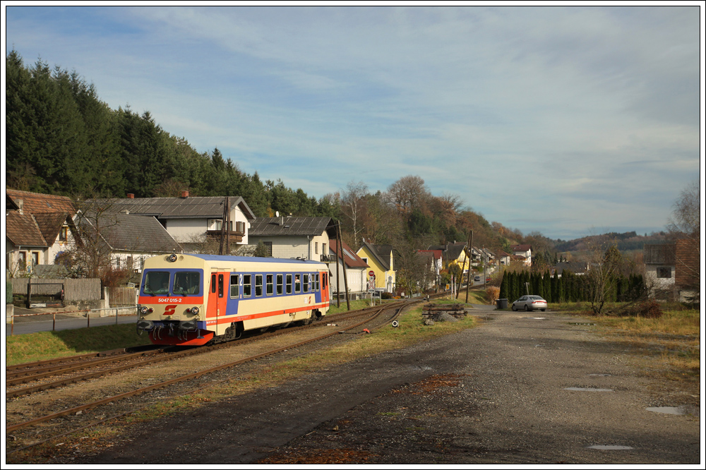 5047 015 bei seiner Abschiedsfahrt am 13. November 2010 als SR 16380 im Bf. Persenbeug.