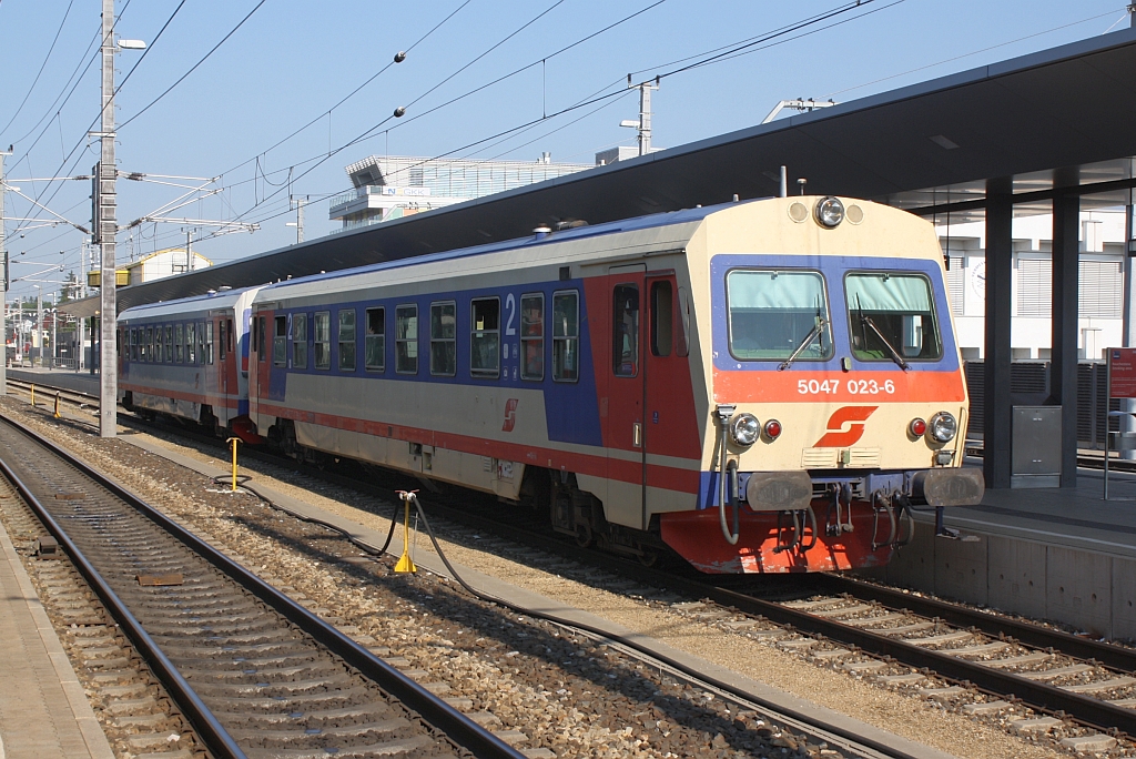 5047 023-6 und ein weiterer 5047 am 27.Juli 2013 als R6031 nach Krems a/d Donau in St.P�lten Hbf. 

