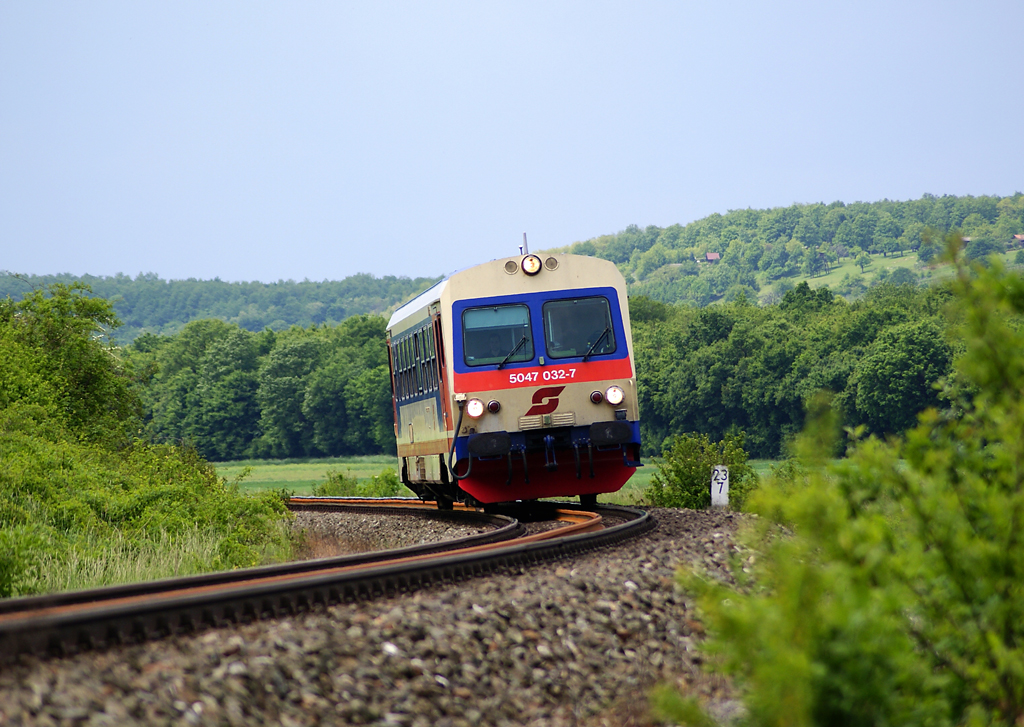 5047 032 als R7725 nach Sopron, kurz vor dem nchsten Halt in Loipersbach-Schattendorf, 25.05.2010.