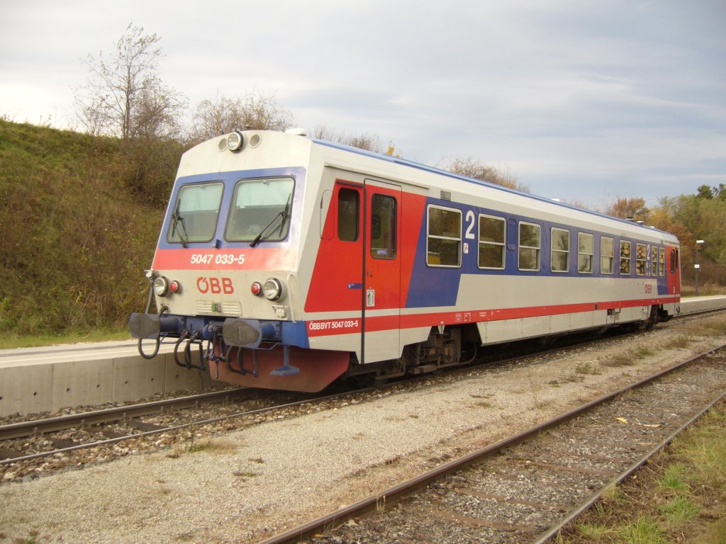 5047 033-5 im Bahnhof Wiesen-Sigle nimmt Fahrt auf Richtung Wiener Neustadt, Ende Oktober 2010