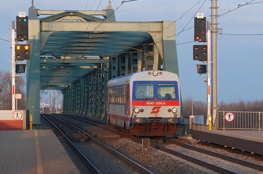 5047 034 als R 2579 von Marchegg nach Wien Sdbahnhof (Ostseite), am 05.12.2009, kurz nach dem berqueren der Brcke ber die Donau in Wien Praterkai.