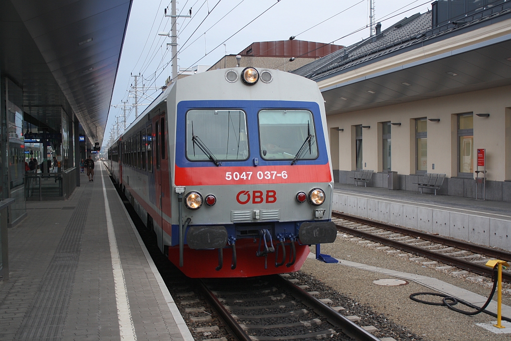 5047 037-6 am 28.April 2013 in St.P�lten Hbf.

