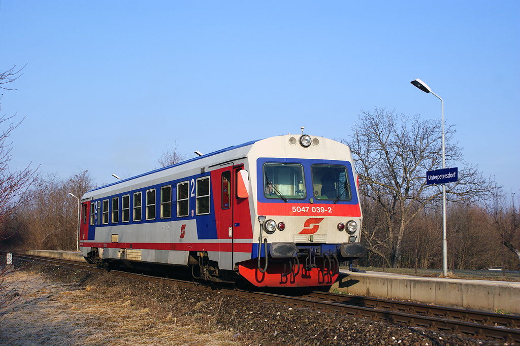 5047 039 fhrt als R2852 von Neckenmarkt-Horitschon nach Deutschkreutz. Unterpetersdorf, 10.02.2011