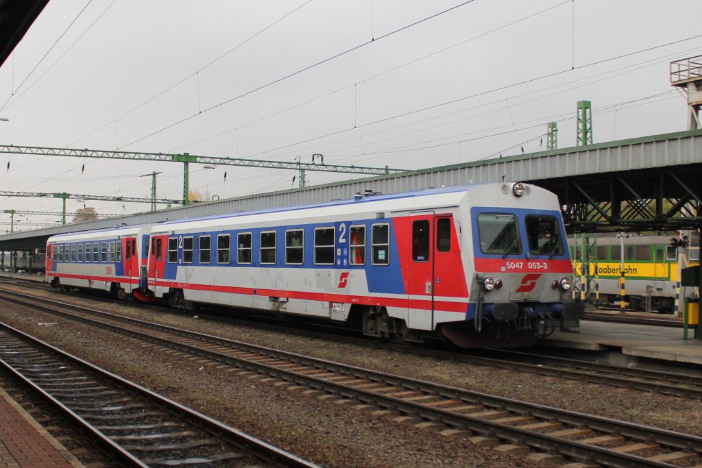 5047 041 (mit Wortmarke) mit 5047 053 (mit Platsch) als R 7727 von Wiener Neustadt Hauptbahnhof (Nb) nach Deutschkreutz (Dk), der hintere Teil des Zuges blieb in Sopron (Sop) und wurde wieder zur�ckgef�hrt als REX nach Wiener Neustadt; am 29.10.2011