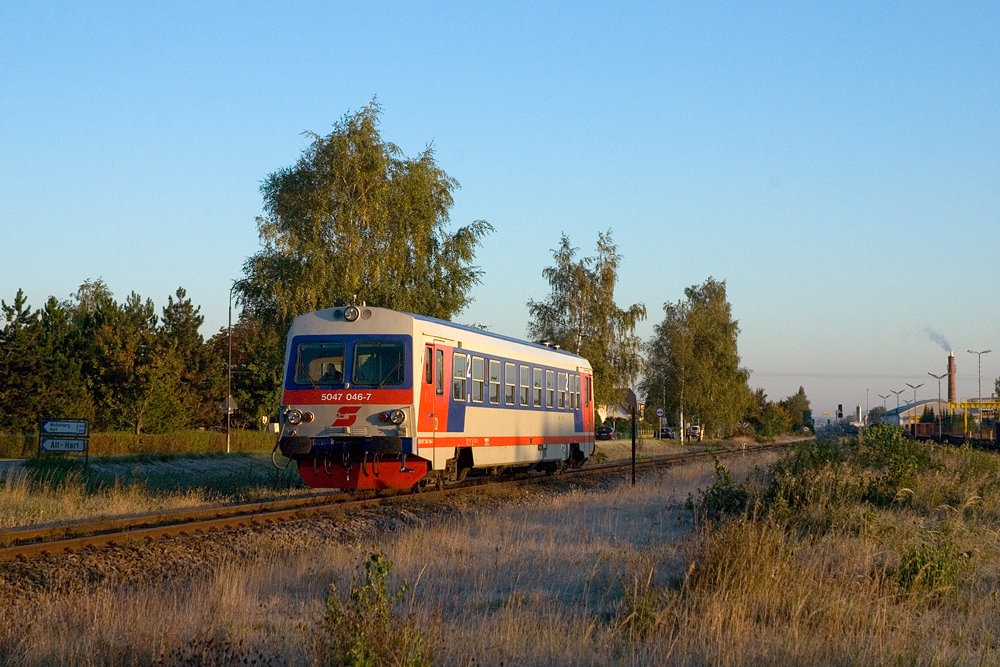 5047 046 fhrt am 15.10.2011 als R 6606 nach Hainfeld und bremst sich gerade zum Halt in Hart-Wrth ein.