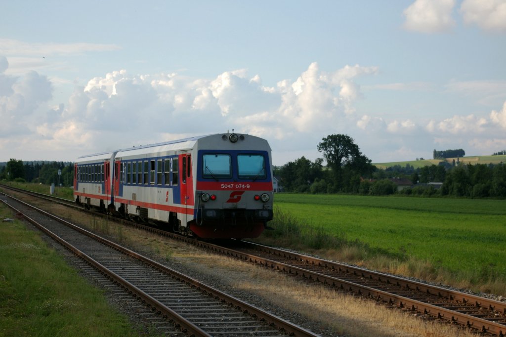 5047 047+085 als R 3489 nach Schrding am 14.06.2010 in Aurolzmnster.
