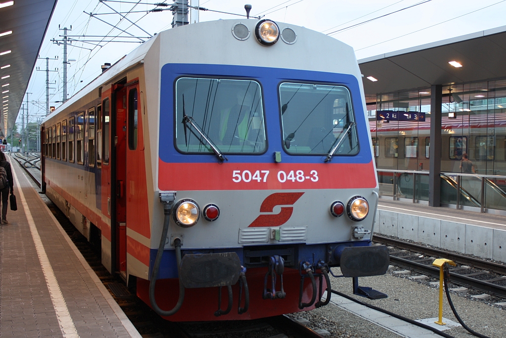 5047 048-3 ist als R 6641 am 28.April 2013 von Hainfeld N im Zielbahnhof St.Plten Hbf. angekommen.



