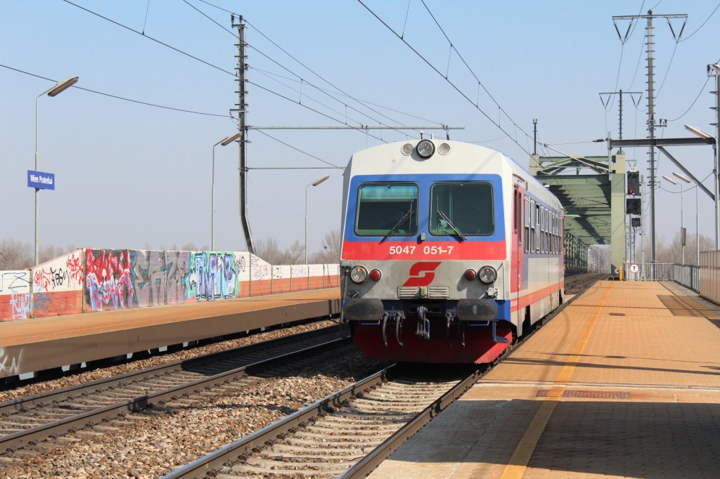 5047 051-7 fhrt soeben in den Haltepunkt  Wien-Praterkai  ein. Aufgenommen am 17. Mrz 2012. 