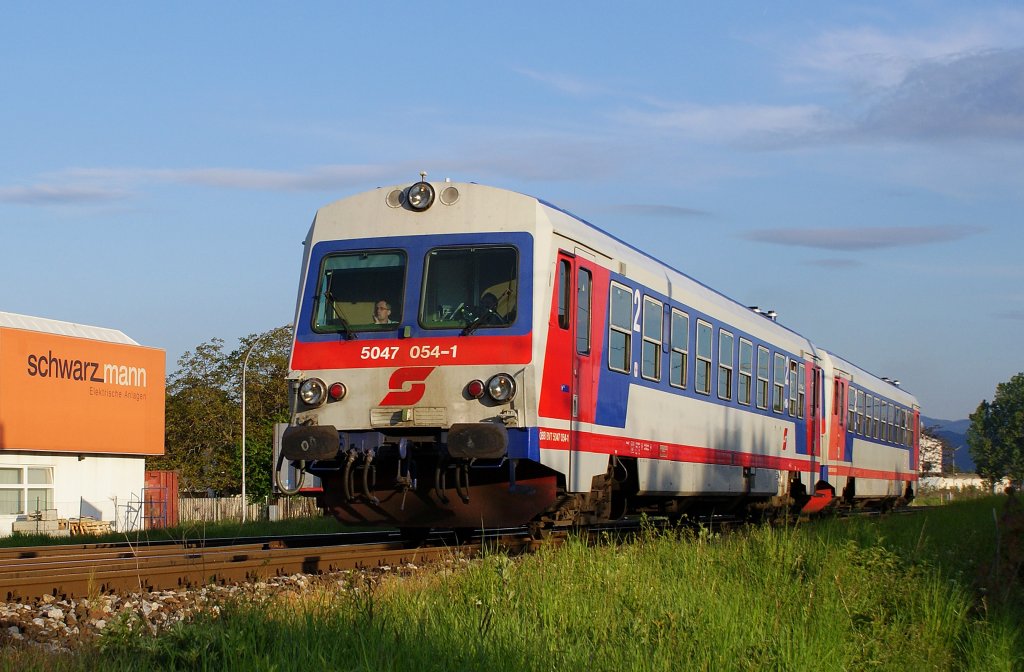 5047 054 und 5047 037 fahren als REX7705 nach Neckenmarkt-Horitschon. Wr.Neustadt, 08.05.2011