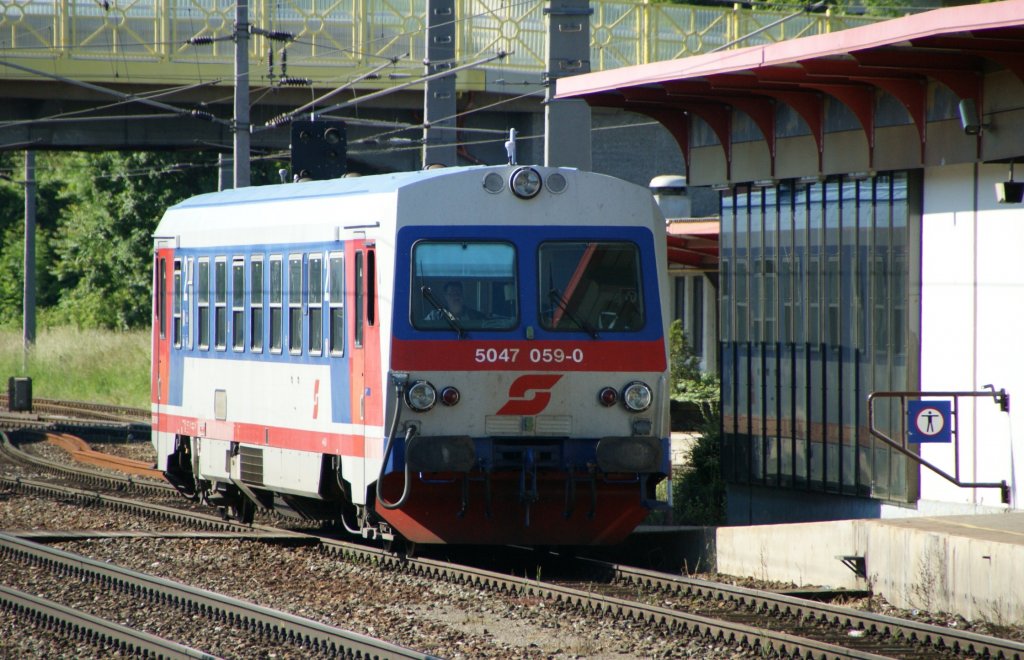 5047 059 fahrt als R6670 von Weienbach-Neuhaus kommend in den Endbahnhof Leobersdorf ein. 5.6.2010