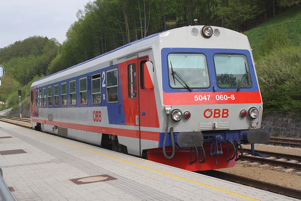 5047 060-8 als R 6610 von St.Plten Hbf. nach Hainfeld N am 28.April 2013 in Traisen. 