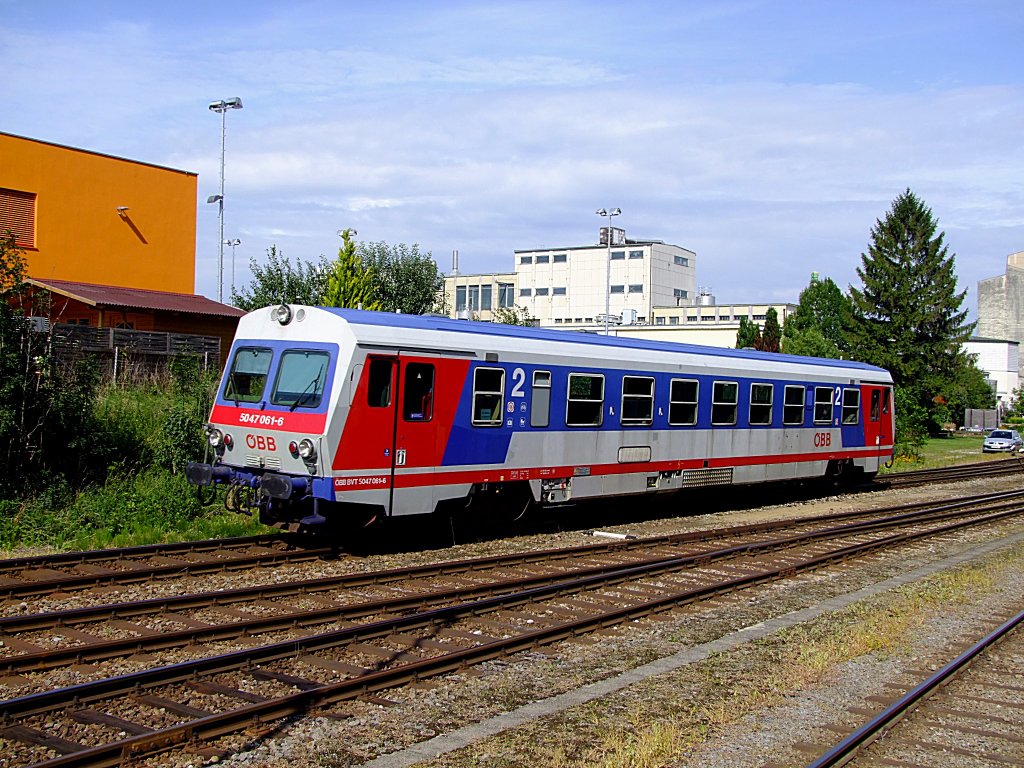 5047 061-6 ist als R3483 bei Salzkammergutbahn-Streckenkilometer 141-0 Richtung Sch�rding unterwegs; 110726