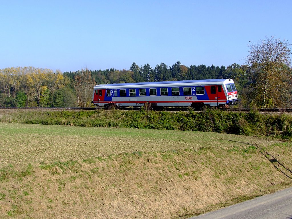 5047 064-0 rattert als R3472 auf der herbstlichen, aber einstellungsgef�hrdeten, Hausruckbahn seinem Ziel Attnang entgegen;111031