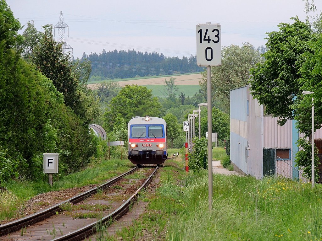 5047 065-7 als R3480, kurz vor Km143-0 der Salzkammergutbahn, welcher sich mitten im Rieder Stadtgebiet befindet; 130515
