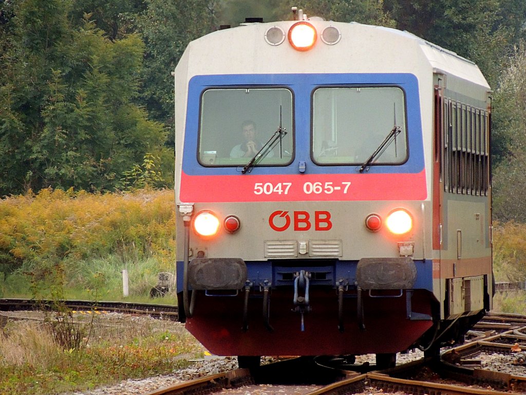 5047 065-7 zuckelt als R3481 ber die Weichen der Westeinfahrt des Bahnhofes Ried i.I.; 120929
