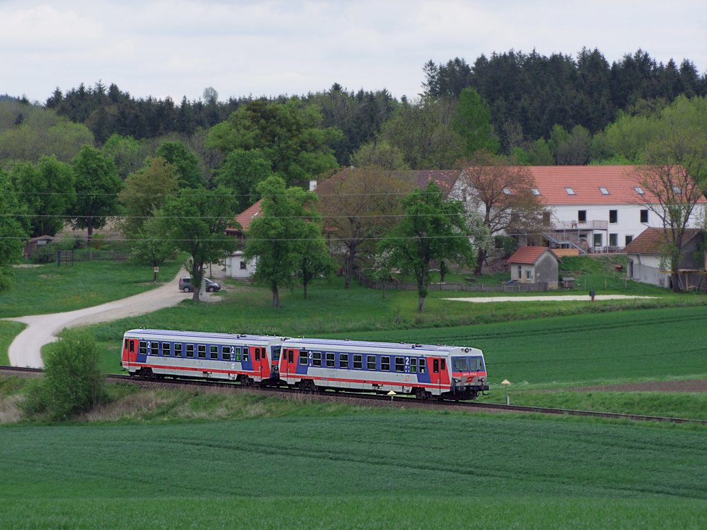 5047 070-7 ist im  Tandem  als R5963 bei Peterskirchen Richtung Neumarkt/Kallham unterwegs;100507