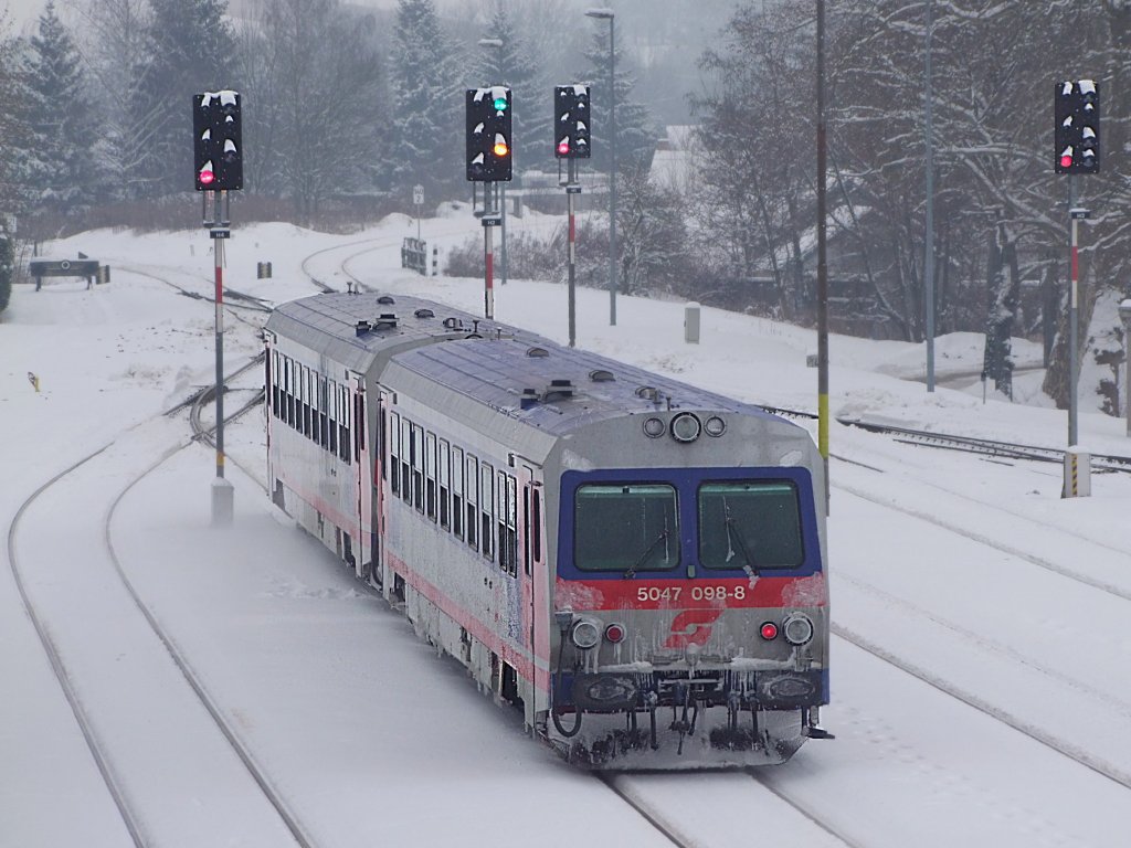 5047 072-3 sowie 098-8 verlassen als R5965 den verschneiten Bhf. Ried i.I;100212