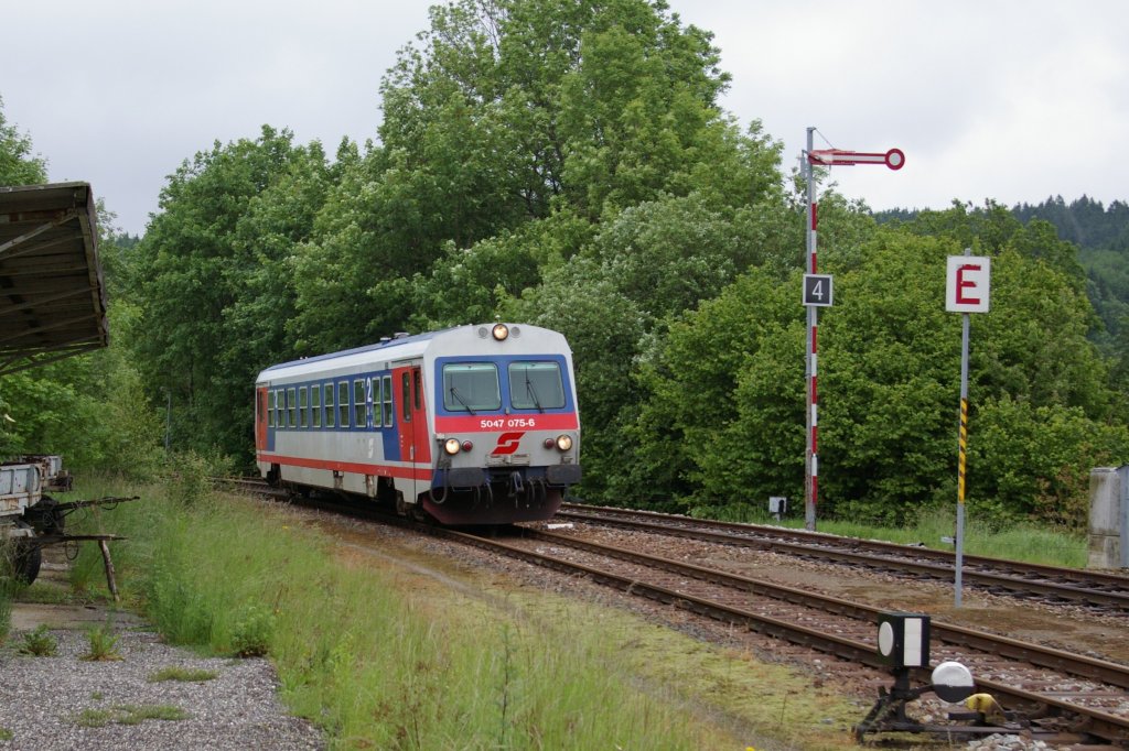 5047 075-6 als R 3481 nach Schrding am 03.06.2010 im Bahnhof Hausruck.