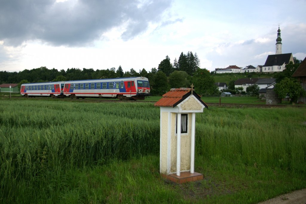 5047 075+077 als R 5972 nach Braunau am 22.06.2010 in Geinberg.
