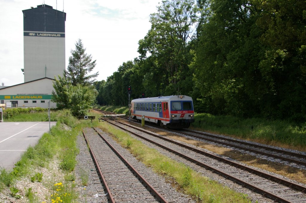 5047 076-4 als R 3477 nach Schrding am 29.05.2010 im Bahnhof St.Martin im Innkreis.