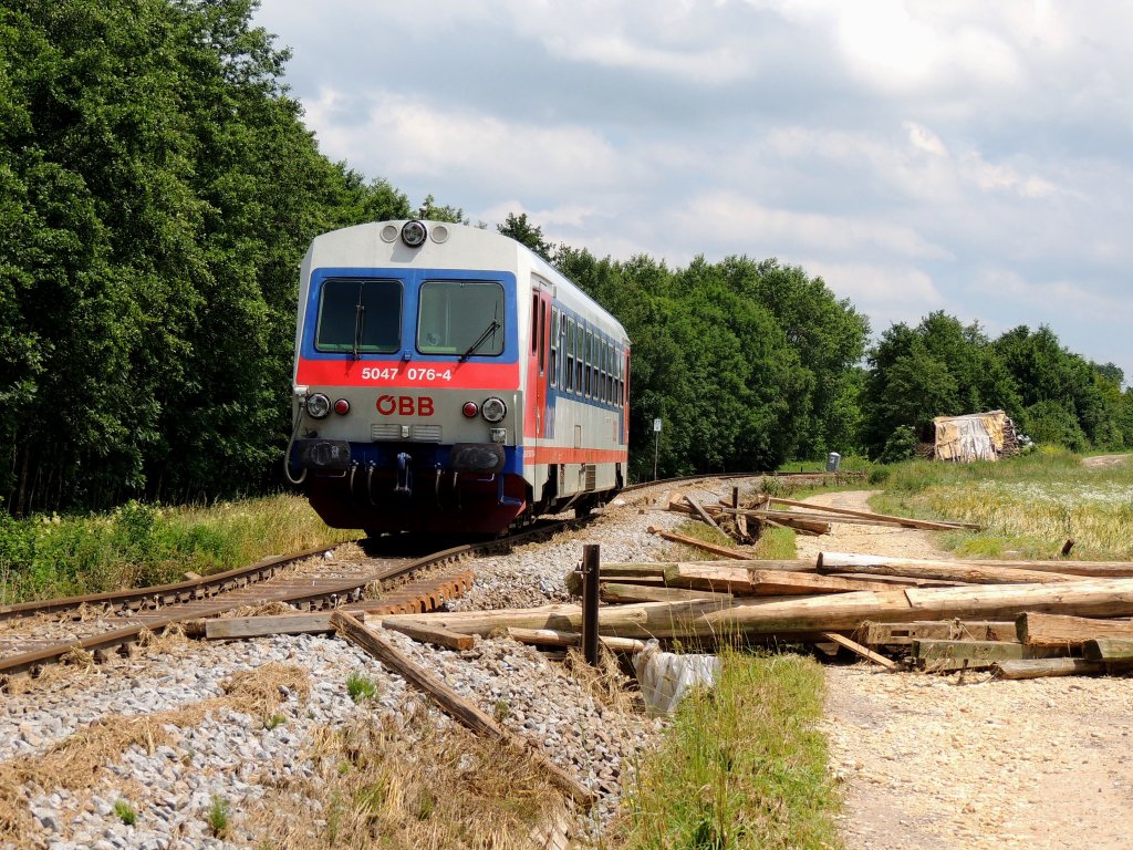 5047 076-4 hat nach einem Hochwasser im Streckenabschnitt bei KM27-5 bei Atzing auf der Innkreisbahn eine unfreiwillige Zwangspause ; 120622